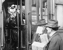 Во время пандемии испанского гриппа в 1919 году мужчину не пускают в трамвай, потому что он не носит маску.