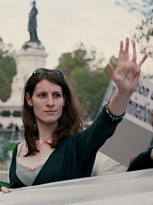手に「XY」と書かれたトランス女性（2005年10月1日、パリでの抗議デモにて）。
