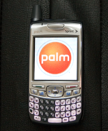 Een Palm-telefoon met het huidige Palm-logo.
