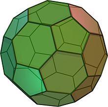 Nukirstas ikosaedras atrodo kaip futbolo kamuolys. Jis sudarytas iš 12 lygiakraščių penkiakampių ir 20 taisyklingų šešiakampių. Jis turi 60 viršūnių ir 90 briaunų. Tai Archimedo kūnas