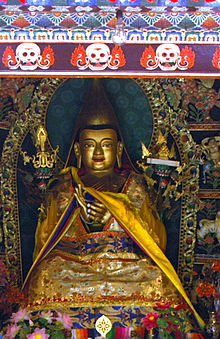 Statua di Je Tsongkhapa, fondatore della scuola Gelugpa, sull'altare del suo tempio (il suo luogo di nascita) nel monastero di Kumbum, vicino a Xining, Qinghai (Amdo), Cina. Foto dello scrittore Mario Biondi, 7 luglio 2006