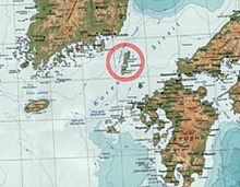 朝鮮海峡に浮かぶ対馬を示すUSGSの地図