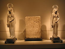 Kaksi Sekhmetin patsasta (seisten) Berliinin Egyptiläisessä museossa.  