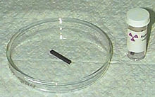 Een kleine hoeveelheid uranium in een glazen schaal