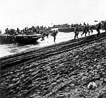 Amerykańscy Marines wysiadają z LCP(L) na Guadalcanal 7 sierpnia 1942 r.