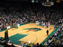 Университет Талсы играет в баскетбол против Университета Алабамы в Бирмингеме