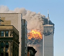 O voo 175 da United Airlines atinge a Torre Sul do World Trade Center original a 11 de Setembro de 2001.