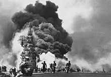 Le porte-avions américain USS Bunker Hill brûle après avoir été touché par deux avions kamikazes dans les 30 secondes.