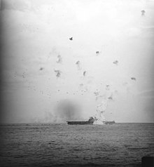 Uma foto tirada de Washington mostra uma explosão na Enterprise a partir de um kamikaze.