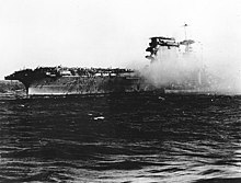 Des marins abandonnent le USS Lexington pendant la bataille de la mer de corail