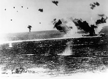 Лексингтън (в средата вдясно), обстрелван и подложен на тежка атака, на снимка, направена от японски самолет  