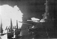La corazzata statunitense Washington spara contro la corazzata giapponese Kirishima