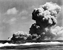 La portaerei statunitense Wasp brucia dopo essere stata colpita da siluri di sottomarini giapponesi il 15 settembre.