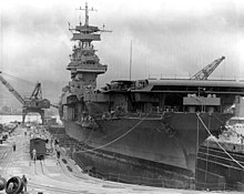 ミッドウェイに向けて出発する直前の1942年5月29日、真珠湾のドライドックに入ったヨークタウン。