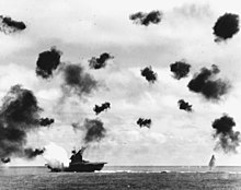 Yorktown op het moment van inslag van een torpedo van een Nakajima B5N van Lieutenant Hashimoto's 2nd chūtai.  
