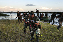 Peruaanse marineinfanterie training op de Amazone rivier.