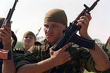 En ukrainsk marinesoldat viser en AKS-74U.  