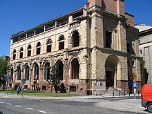 La Banque Polski en 2004, portant les cicatrices du soulèvement. Les briques de couleur plus claire ont été ajoutées lors de la reconstruction du bâtiment après 2003.