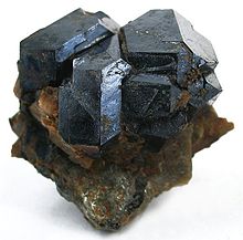 Uraniniet kristallen van Topsham, Maine (grootte: 2,7×2,4×1,4 cm)