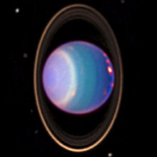 Een 1998 false-colour near-infrared beeld van Uranus met wolkenbanden, ringen en manen verkregen met de NICMOS-camera van de Hubble-ruimtetelescoop.