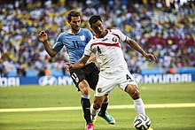 Michael Umaña (rood) op het wereldkampioenschap voetbal 2014  