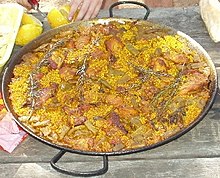 Saffraan is een van de drie essentiële ingrediënten van de Spaanse paella valenciana en is verantwoordelijk voor de kenmerkende glanzende gele kleur.