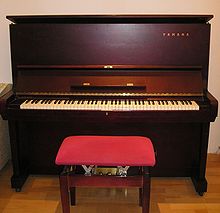 Een Yamaha rechtopstaande piano  