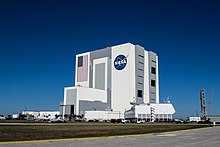 O VAB visto da pista de estacionamento da NASA