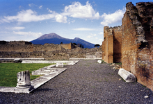 Mt. Vesuvius, gezien vanuit de ruïnes van Pompeii, die werd vernietigd toen het uitbarstte in 79 na Christus. De actieve kegel is de hoge piek aan de linkerkant. De kleinere aan de rechterkant is een deel van de Somma caldera muur.
