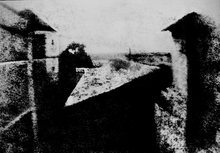 "View from the Window at Le Gras" af Joseph Nicéphore Niépce blev taget i 1826 og er det ældste kendte fotografi.  