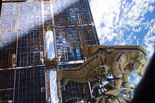 2011年8月3日，宇航员谢尔盖-沃尔科夫在国际空间站外工作。