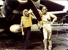 Alferes George Gay (à direita), único sobrevivente do esquadrão TBD Devastator do VT-8, na frente de sua aeronave, 4 de junho de 1942.