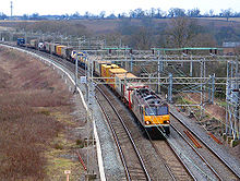 Konteinerių krovinių traukinys, važiuojantis Vakarų pakrantės magistrale netoli Nuneatono, Anglija