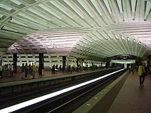 Metro Center é a estação de transferência para as linhas Metrorail Vermelho, Laranja e Azul