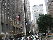 Waldorf-Astoria Hotel en Park Avenue met Helmsley Building en Met Life Building op de achtergrond