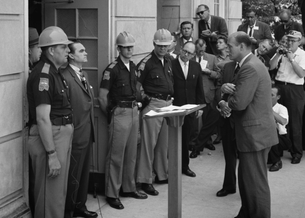 George Wallace stojący w drzwiach Uniwersytetu w Alabamie, by trzymać czarnych studentów z daleka.