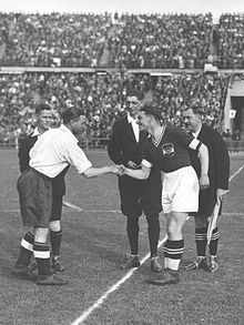 Walter Nausch(höger) mot England 1936  