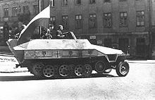 Catturato Sd.Kfz. 251 della 5a divisione SS Panzer Wiking entrò in servizio con l'8° Reggimento "Krybar" il 14 agosto 1944. Preso a Tamka Street su Na Skarpie Boulevard, il soldato con l'MP 40 è il comandante Adam Dewicz "Lupo Grigio". Dal suo soprannome gli insorti chiamarono il veicolo "Lupo Grigio" e lo usarono nell'attacco all'Università di Varsavia.