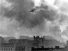 Le Stuka Ju-87 allemand bombarde la vieille ville de Varsovie