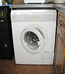 Eine von vorn beschickbare Waschmaschine.