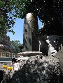 Reusachtige lingam van Wat Pho in Bangkok  