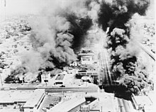 Brinnande byggnader under upploppen  