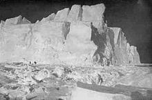 Weddellinmeren jäävuori "Uuden Etelä-Grönlannin" alueella, Endurance-retkikunta elokuussa 1915. Shackleton havaitsi, kuinka maannäkymät usein muuttuivat jäävuoriksi.  