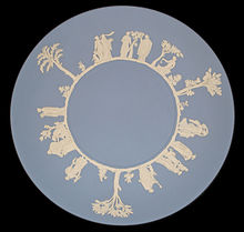 Tyypillinen Wedgwoodin sininen lautanen, jossa on valkoinen koriste.  