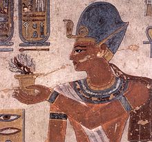 Рамзес III построил водные сады, и кажется, что здесь цветут лотосы.