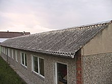 Het dak van dit gebouw is gemaakt van asbest