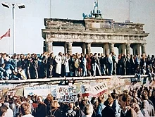 Ludzie na Murze Berlińskim przy Bramie Brandenburskiej