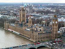 Westminster v Londýně má hodinovou věž, na které je zvon Big Ben.