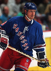 Wayne Gretzky, nejlepší střelec NHL všech dob, zaznamenal čtyři pětigólové zápasy.  