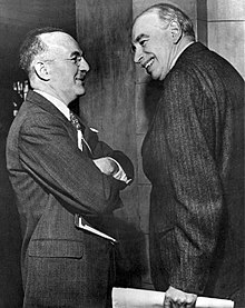 John Maynard Keynes (oikealla) edusti konferenssissa Yhdistynyttä kuningaskuntaa ja Harry Dexter White (vasemmalla) Yhdysvaltoja.